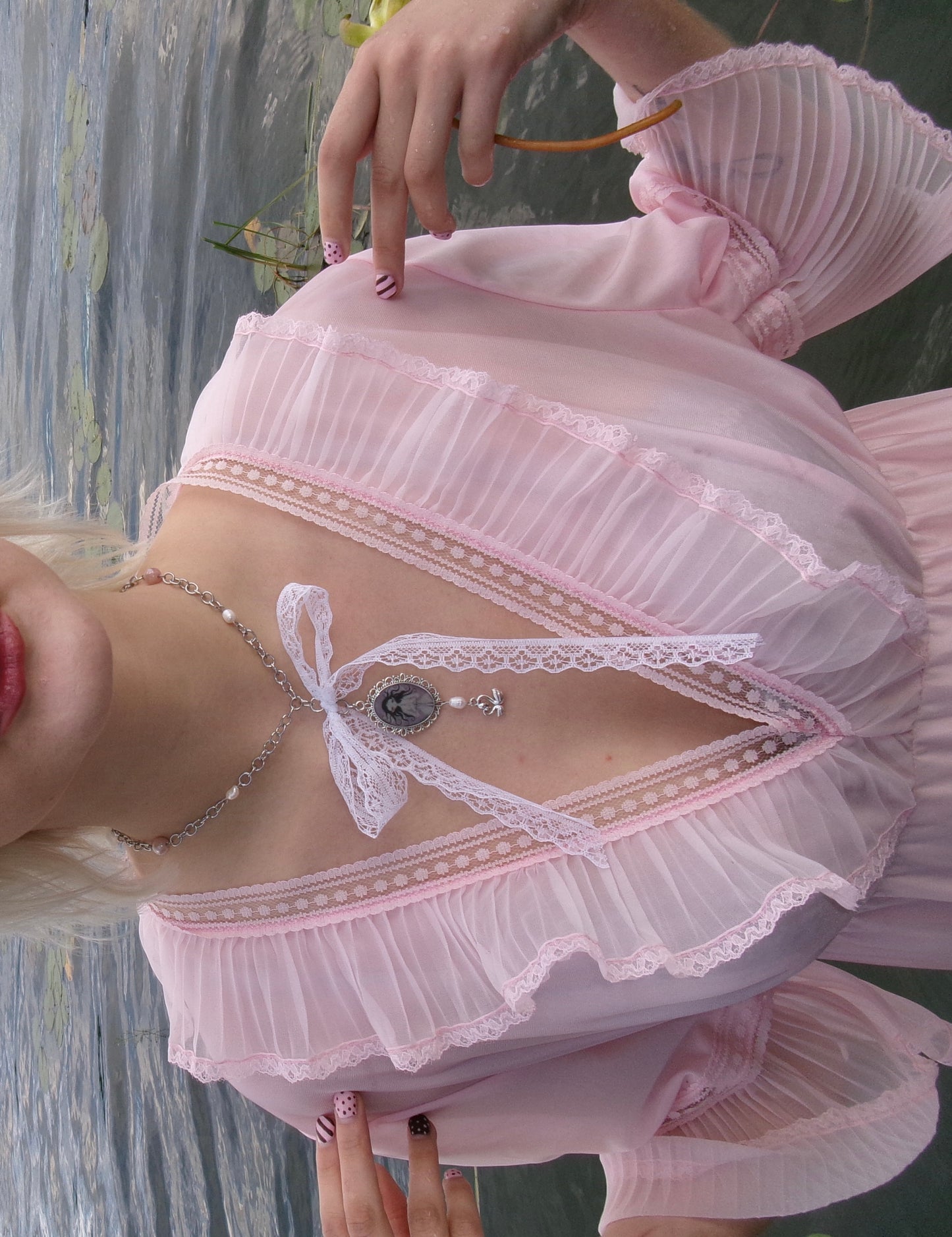 Swan Lace Whisper