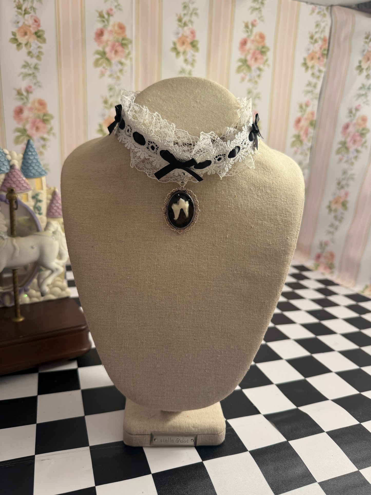 Tooth Choker