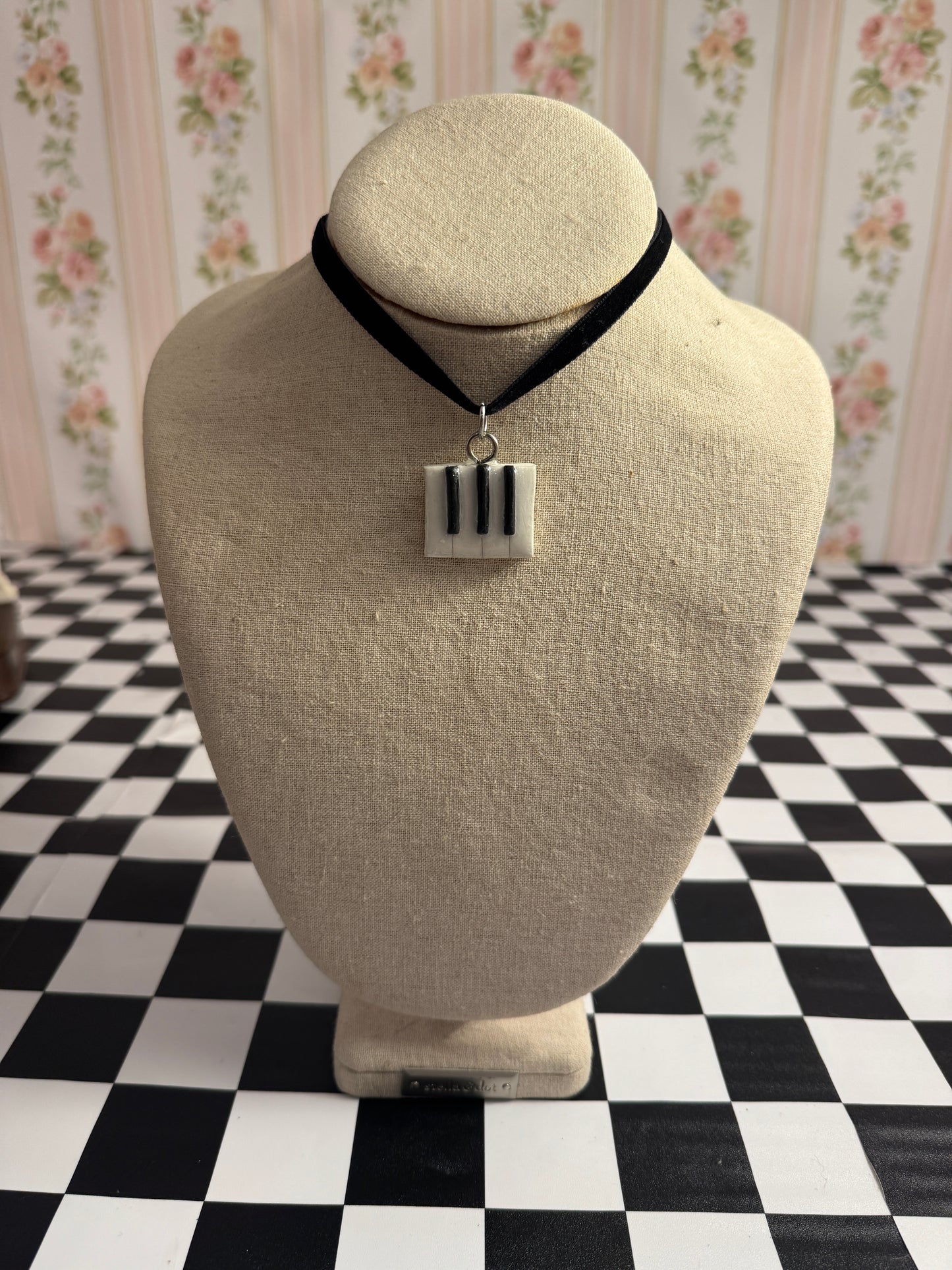 Piano key choker